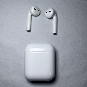 Apple AirPods 2nd Generation Excellent Used Condition